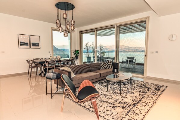 Appartement Penthouse Deluxe, 4 chambres, vue sur le lac | Salle de séjour | Téléviseur de 43 po avec télévision par câble
