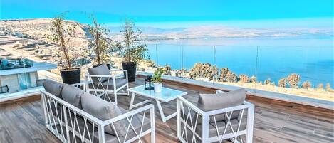 Deluxe Penthouse, 4 Bedrooms, Lake View | Balcony