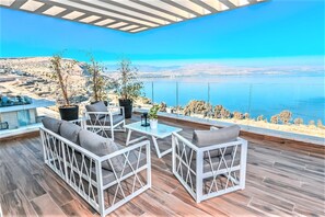 Deluxe Penthouse, 4 Bedrooms, Lake View | Balcony