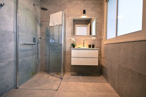 Deluxe Penthouse, 4 Bedrooms, Lake View | Bathroom | Shower, free toiletries, towels, soap - Nino Kings Penthouse (Tiberias)