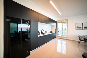 Refrigerador, microondas, horno, placa de cocina