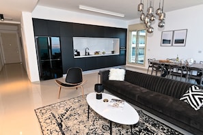 Appartement Penthouse Deluxe, 4 chambres, vue sur le lac | Aire de séjour | Téléviseur de 43 po avec télévision par câble