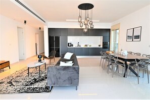 디럭스 펜트하우스, 침실 4개, 호수 전망 | 객실 내 식사 공간