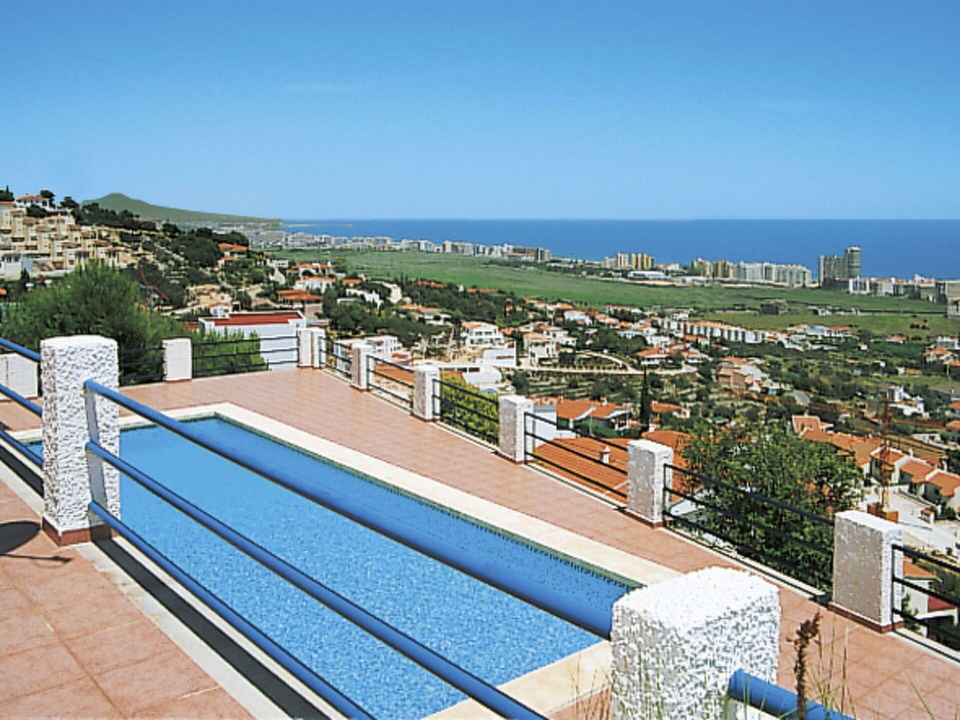 Une piscine sur le toit offrant une vue dégagée sur le paysage urbain de la côte.
