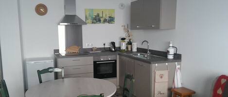 ثلاجة، ميكروويف، فرن، موقد طهي مسطح