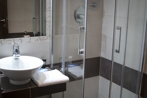 Doccia, asciugacapelli, asciugamani, sapone