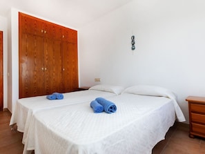2 bedrooms, travel cot, free WiFi