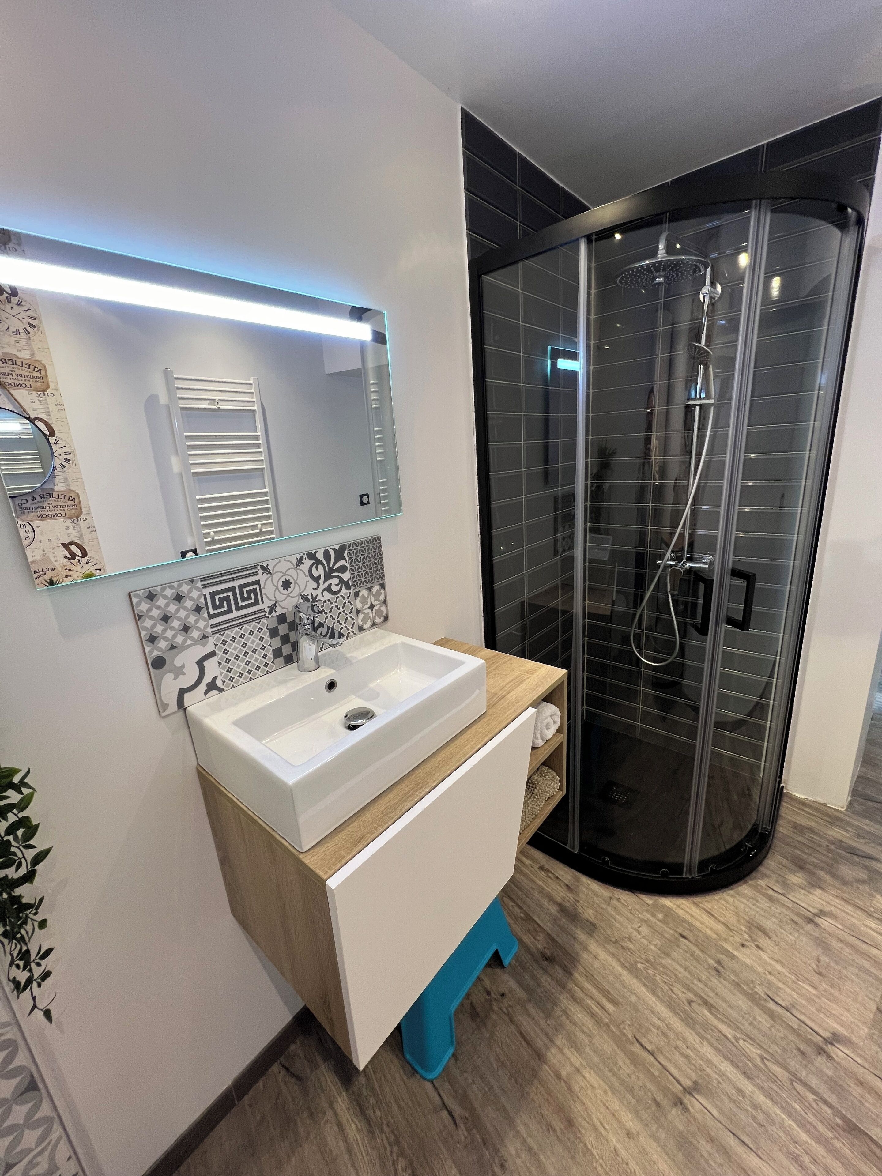 Een douche, handdoeken, zeep, toiletpapier