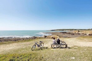 A coastal landscape with rocky terrain and a clear sky. - Demeure du Pont Rolland, heated inside pool, sauna and great location (Avrillé)