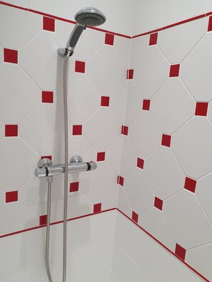 Habitación triple (Rouge) | Ducha del cuarto de baño