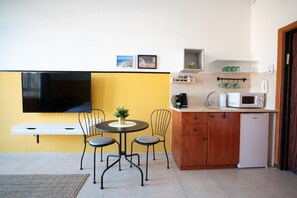 Refrigerador, microondas, cafetera/tetera, utensilios de cocina