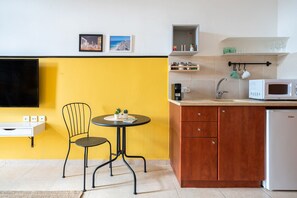 Comfort Studio | Private kitchenette | Fridge, microwave, coffee/tea maker, cookware/dishes/utensils - Jaffantin (Tel Aviv)