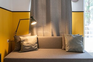 1 habitación y espacio para trabajar con laptop
