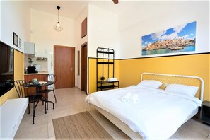 Estudio de diseño | Espacio para trabajar con un portátil y tabla de planchar con plancha