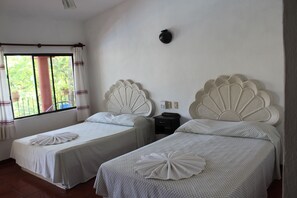 Standard Double Room | Bed sheets - Hotel Albatros (Puerto Escondido)