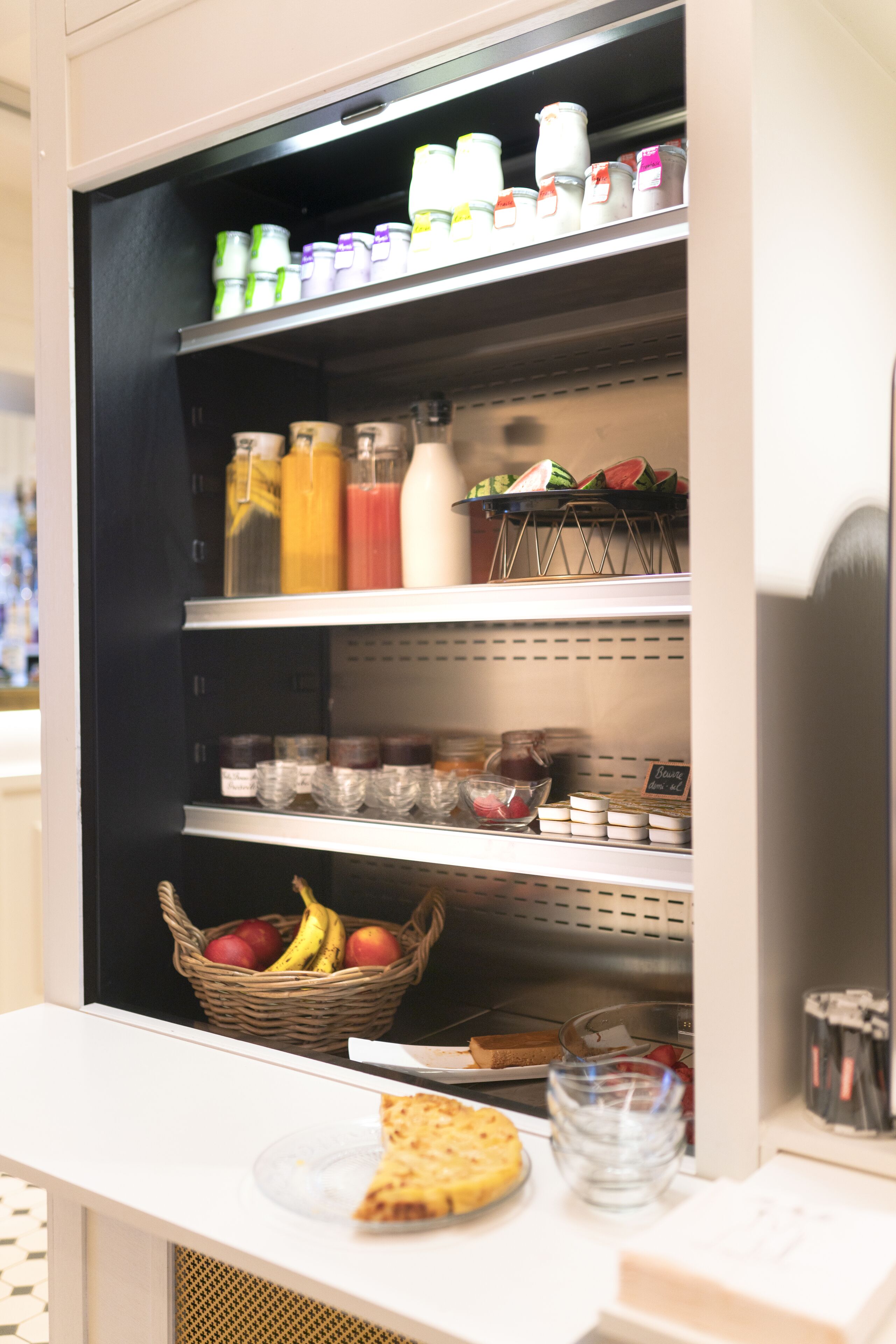 Vitrina refrigerada amb diferents aliments i condiments.