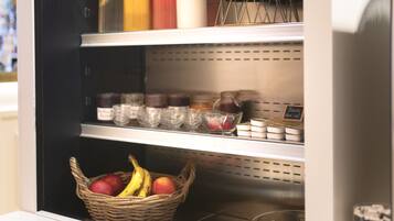 Vitrina refrigerada amb diferents aliments i condiments.