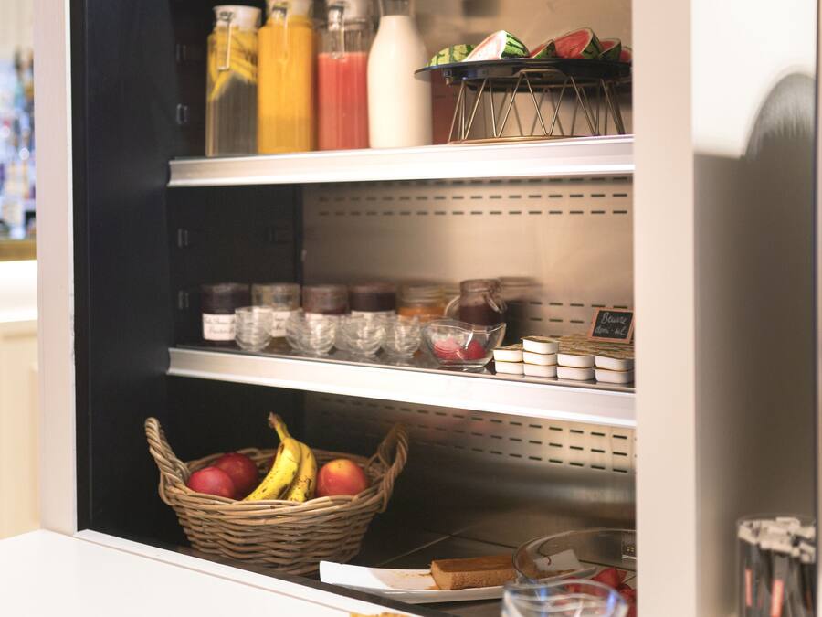 Vitrina refrigerada amb diferents aliments i condiments.