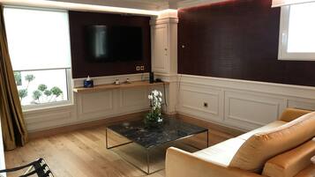 Suite, Jetted Tub | Living area | Flat-screen TV