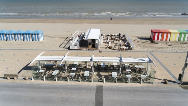 A beachside restaurant with outdoor seating and a view of the ocean. - Hotel Merveilleux Côté Mer (Dunkirk)