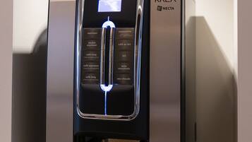 Una máquina de café con pantalla digital y varias opciones.