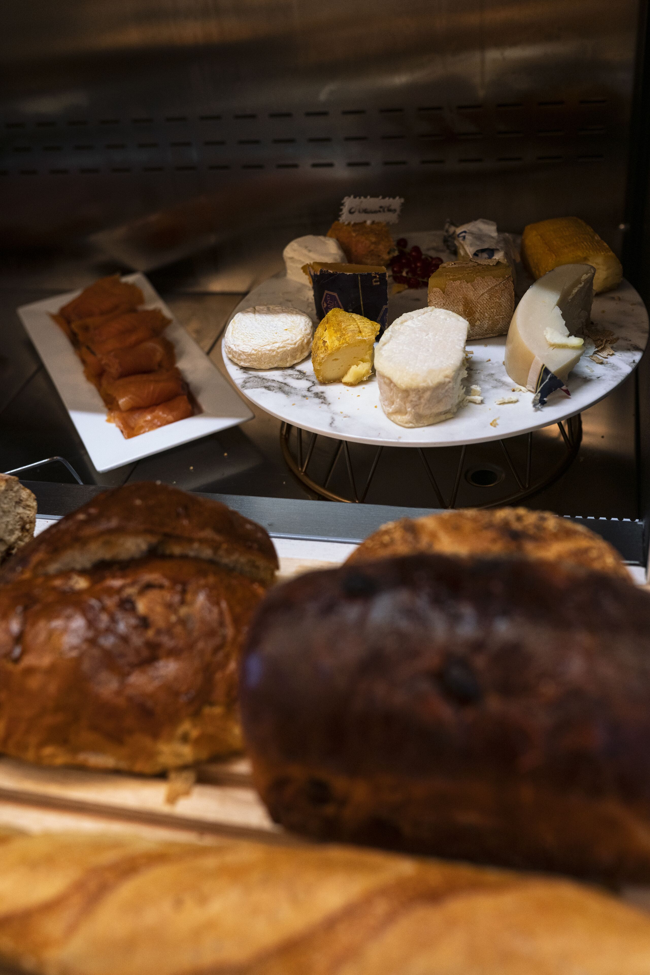 Diversidade de pães e doces à mostra, possivelmente numa padaria ou seção de delicatessen de um hotel.