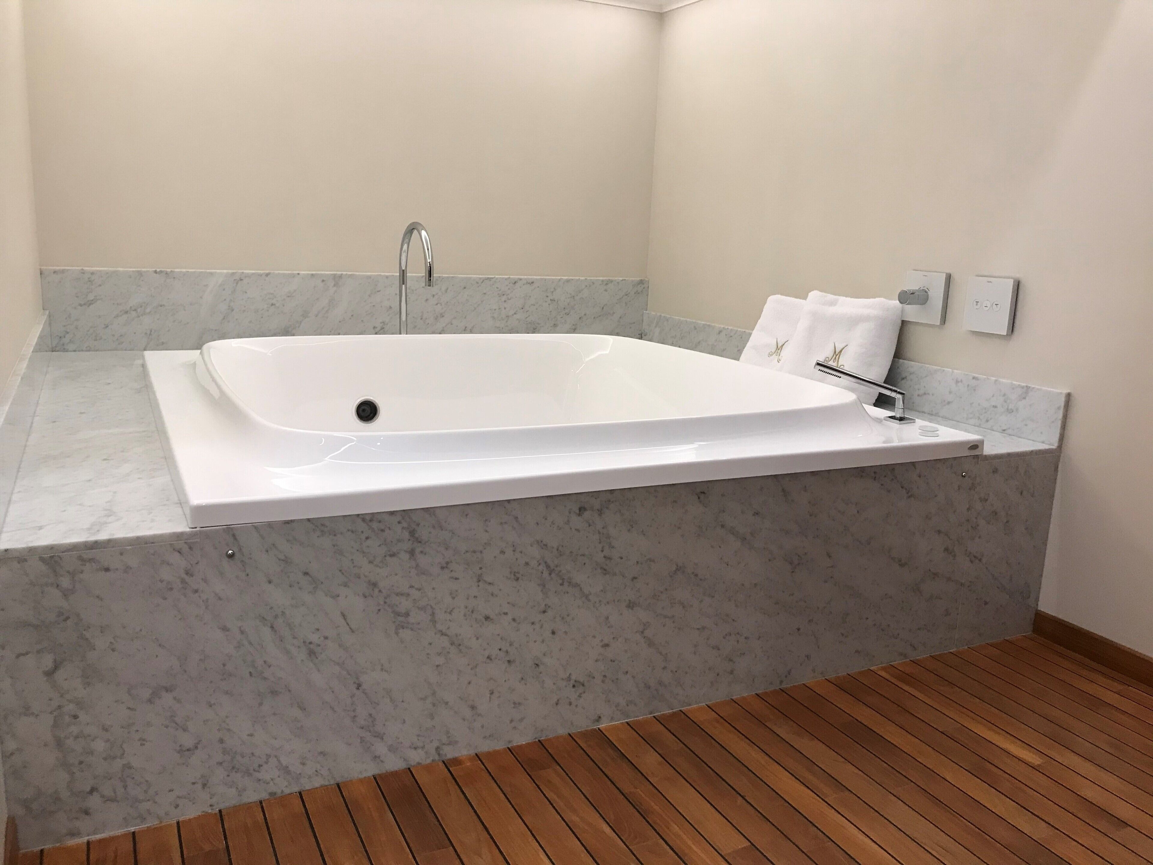 suite, jetted tub | jetted bathtub