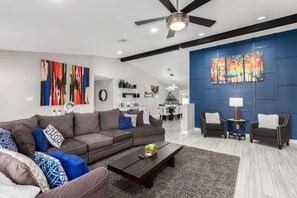 TV, peis, stereoanlegg og kontorer