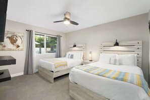 3 bedrooms, iron/ironing board, travel crib, WiFi - "Kings" Modern Retreat | Heated Pool & Fire Pit (Scottsdale)