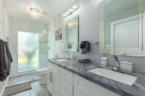 Badewanne, Haartrockner, Handtücher
