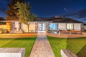 Exterior - "Kings" Modern Retreat | Heated Pool & Fire Pit (Scottsdale)