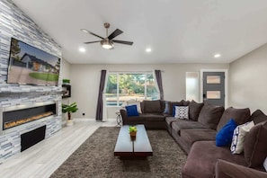 TV, fireplace, stereo, offices - "Kings" Modern Retreat | Heated Pool & Fire Pit (Scottsdale)