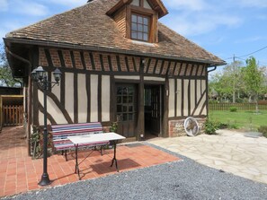 Outdoor dining - Charming Norman house Seven people  (Martainville)