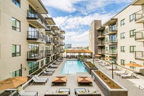 Outdoor pool - Stay Alfred at Iluminate (Phoenix)