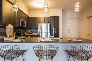 Full-size fridge, microwave, oven, stovetop - Stay Alfred at Iluminate (Phoenix)