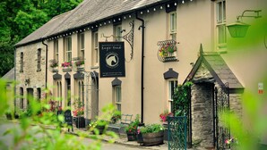 A traditional building with a sign reading "Mags Head" and a blackboard with a menu. There are flower pots and a bench outside. - The Nag's Head Inn (Boncath)