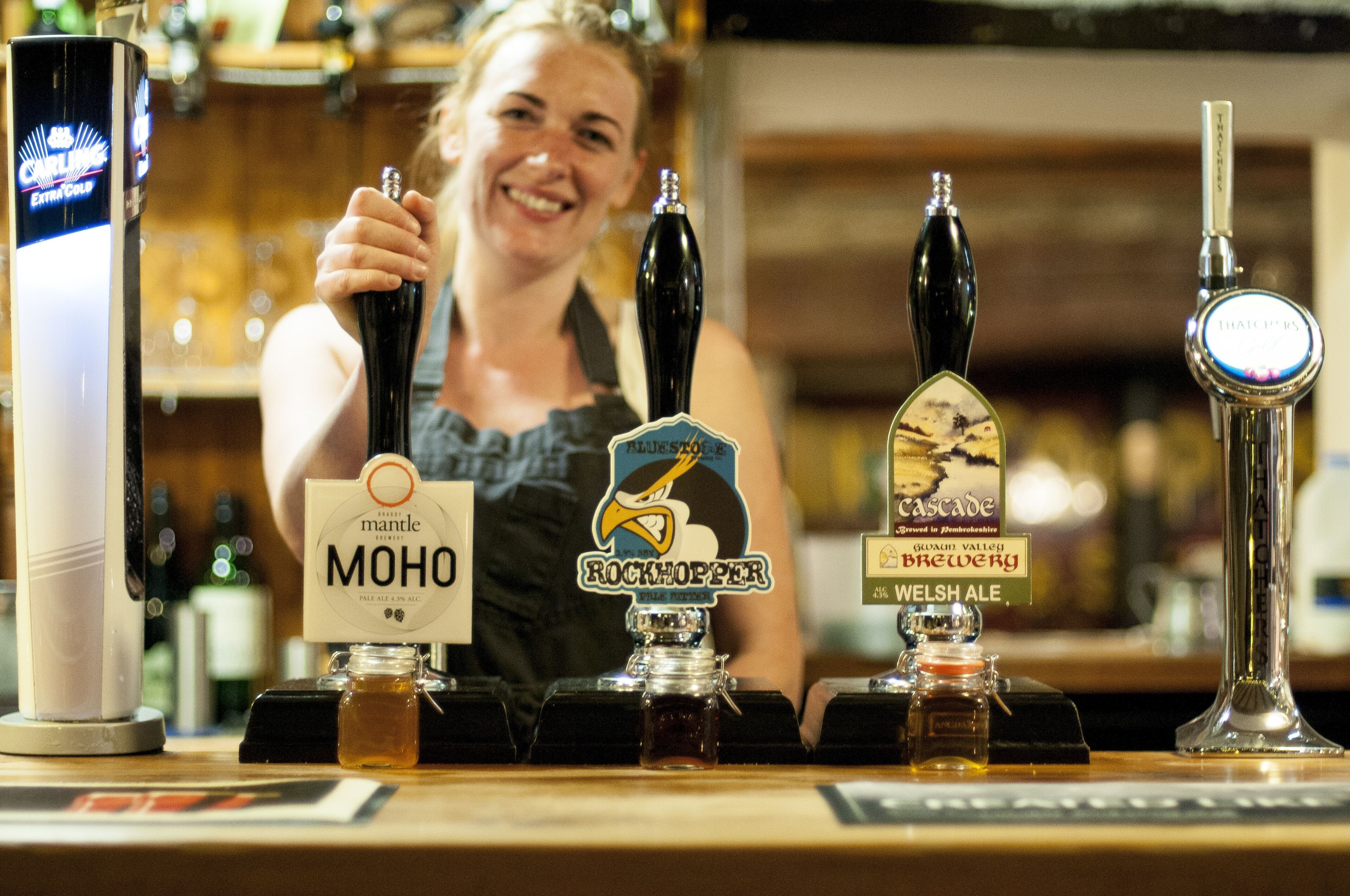 Una barra con tres grifos identificados como MOHO, ROCKHOPPER y WELSH ALE.