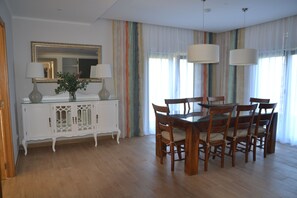 Café da manhã com pratos da culinária local diário (EUR 15 por pessoa)