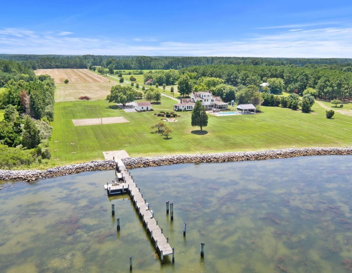 Short drive to Downtown Cambridge | Sleeps 22 | Pool | Private Dock | Kayaks | P
