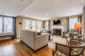 Smart TV, fireplace - Downtown Oxford | Charming | Pet Friendly | Bikes (Oxford)