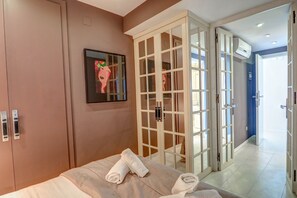 4 bedrooms, iron/ironing board, free WiFi, bed sheets