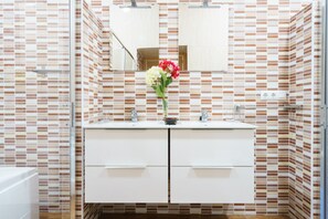 Quarto família | Banheiro | Chuveiro, produtos de toalete grátis