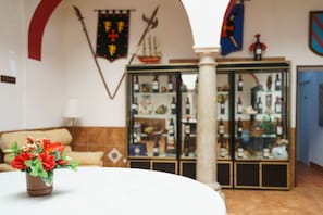 Courtyard - Hotel Carlos V by Viverestays (Jerez de la Frontera)