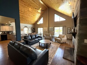 Smart TV, fireplace, table football - Dells Reunion Lodge @ Spring Brook Resort (Wisconsin Dells)