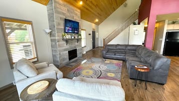 Smart TV, chimenea y futbolito