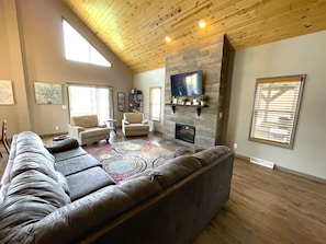 Smart TV, fireplace, table football - Dells Reunion Lodge @ Spring Brook Resort (Wisconsin Dells)