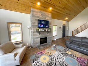 Smart TV, fireplace, table football - Dells Reunion Lodge @ Spring Brook Resort (Wisconsin Dells)