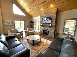 Smart TV, fireplace, table football - Dells Reunion Lodge @ Spring Brook Resort (Wisconsin Dells)