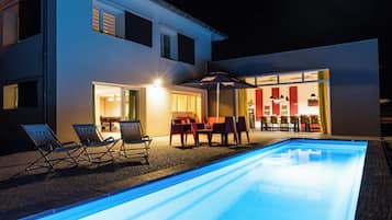 Una piscina al aire libre, una piscina climatizada