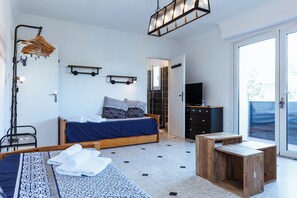 7 bedrooms, desk, iron/ironing board, travel cot